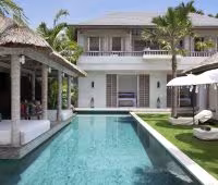 Villa Adasa, Vue de la Villa de la piscine